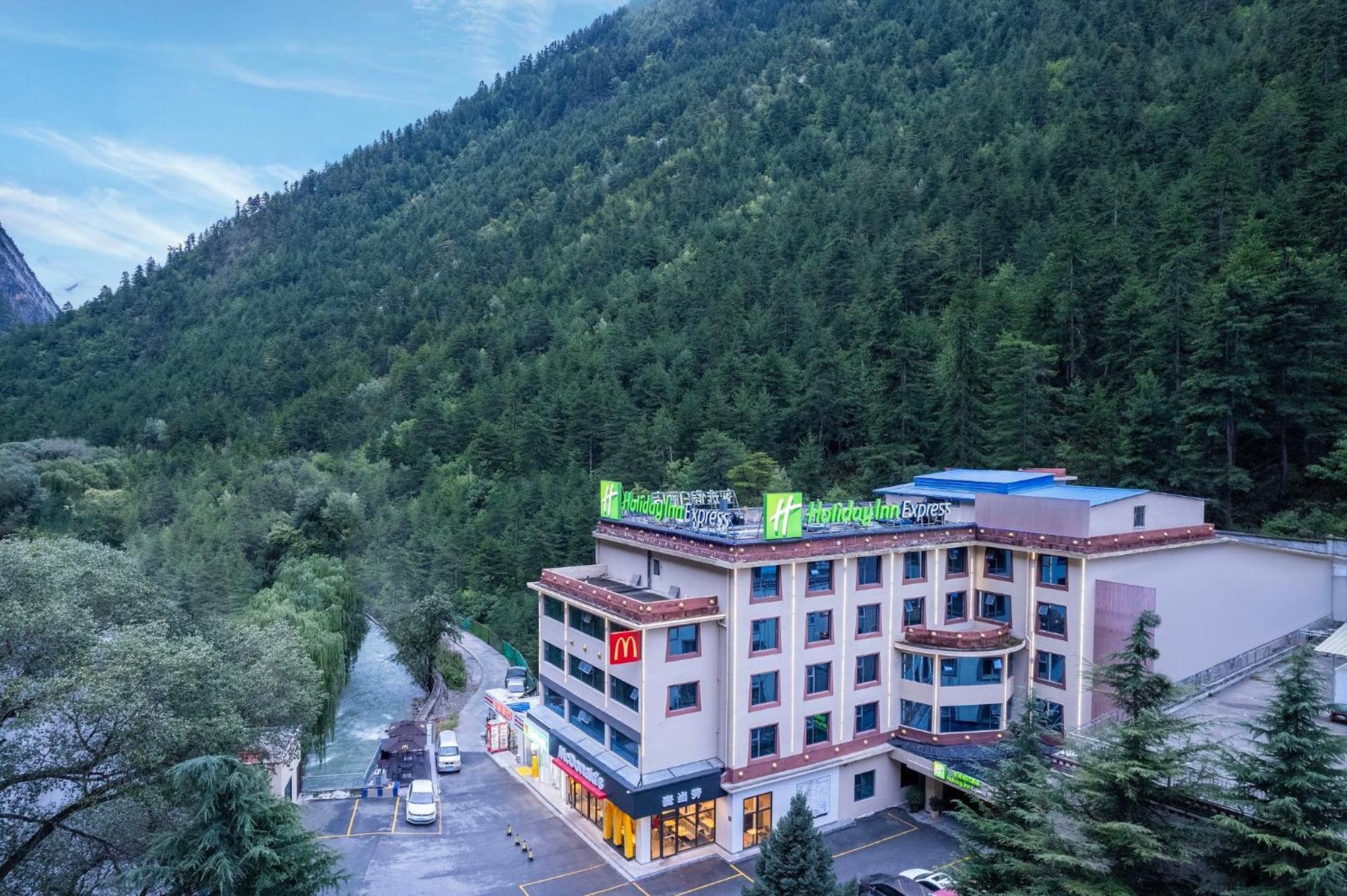 Holiday Inn Express Jiuzhaigou,Only 600 Meters To Jiuzhaigou Park By Ihg Eksteriør billede